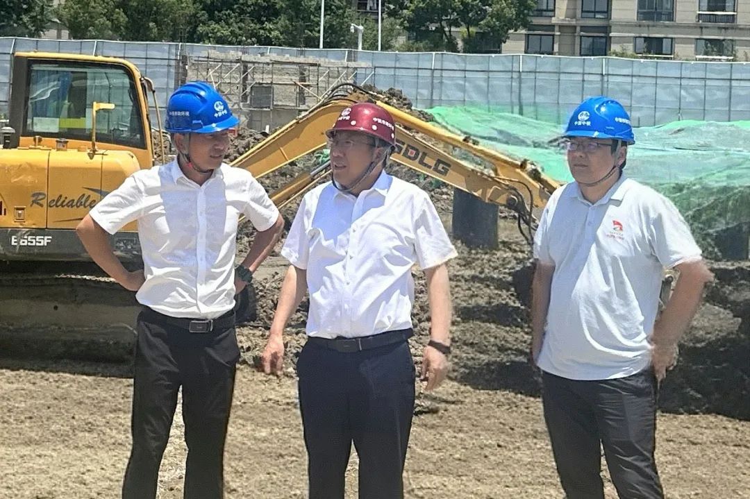 1752460619196572.jpg 公司黨委書記、董事長李明華到蘇州清樹灣項目檢查指導工作.jpg