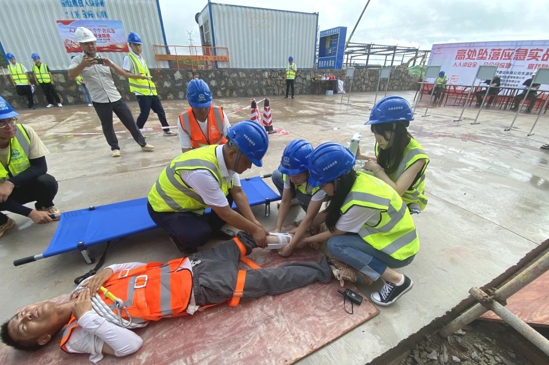 1752481322121325.jpg 東源縣項(xiàng)目部開(kāi)展高處墜落救援演練.jpg