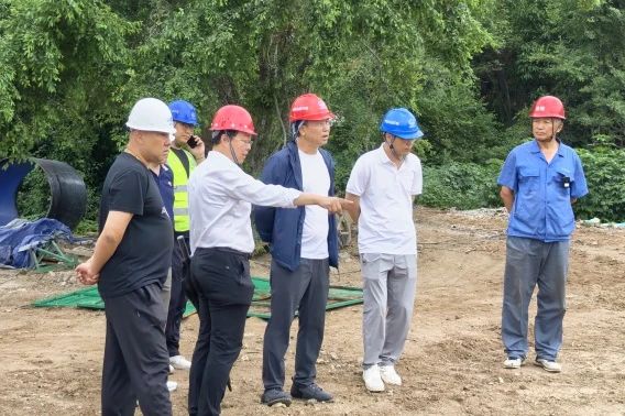 1752482317197211.jpg 沈陽(yáng)水務(wù)集團(tuán)副總經(jīng)理王金鵬到沈陽(yáng)市西部區(qū)域近期(遼中區(qū))供水工程轉(zhuǎn)輸泵站檢查指導(dǎo)工作.jpg