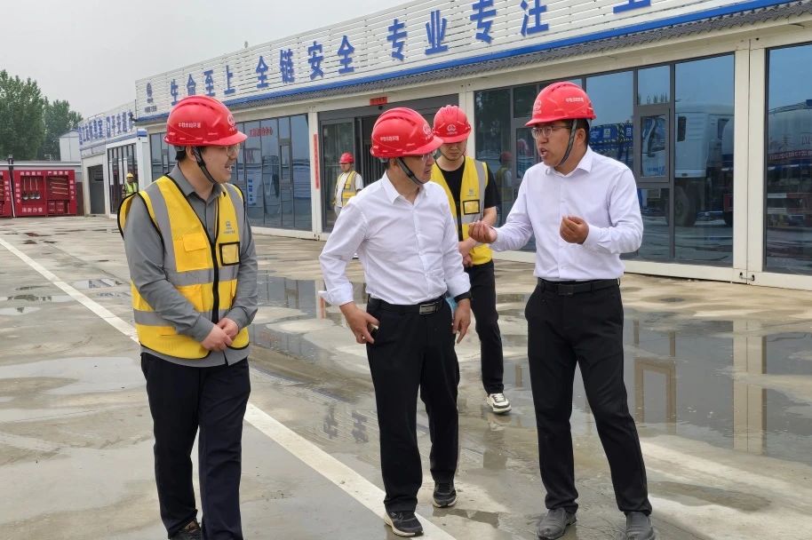 公司黨委書記、董事長高學(xué)武到啟動(dòng)區(qū)項(xiàng)目檢查指導(dǎo)工作.jpg